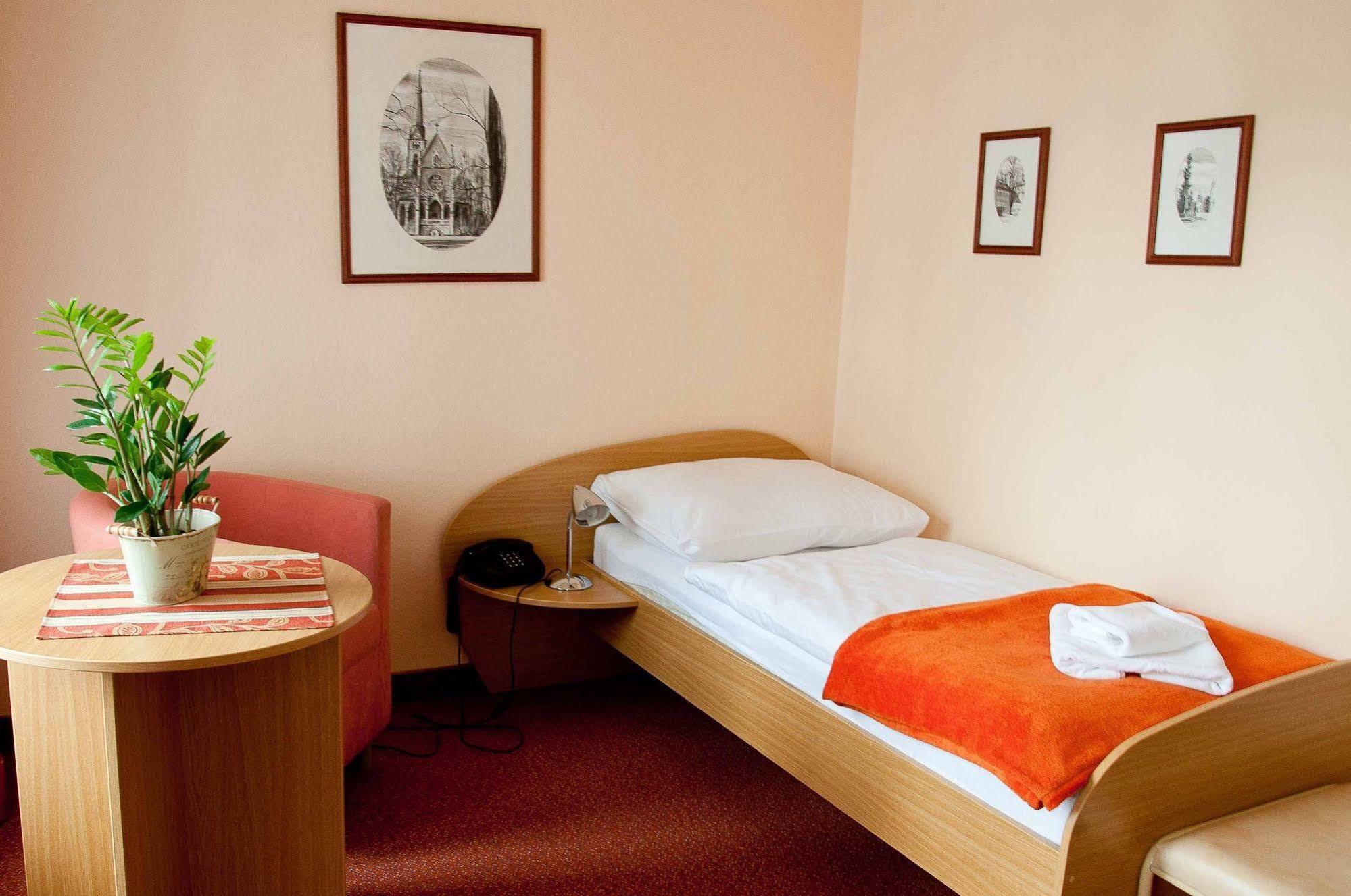 Hotel Paradies Teplice Bagian luar foto