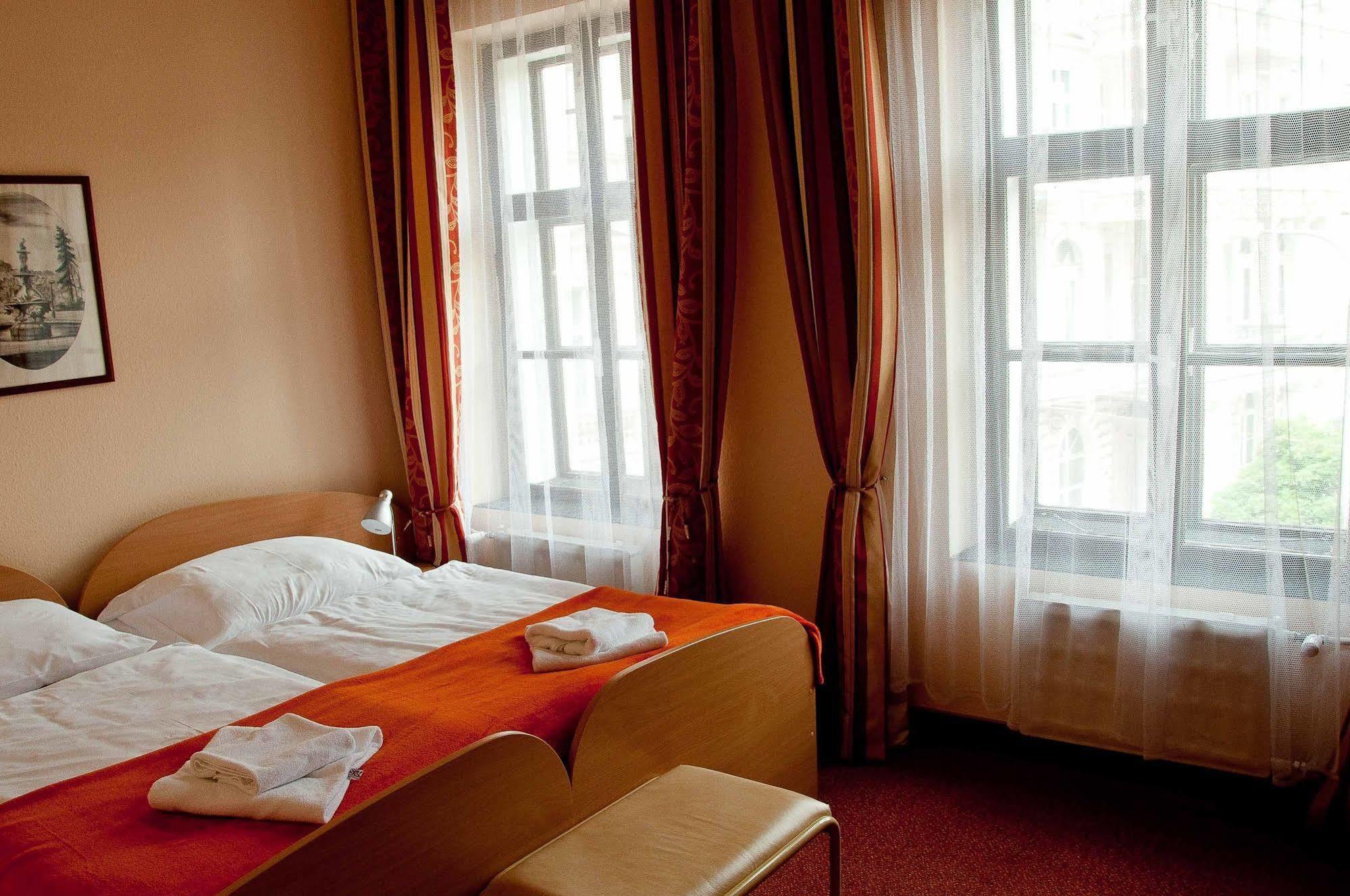 Hotel Paradies Teplice Bagian luar foto