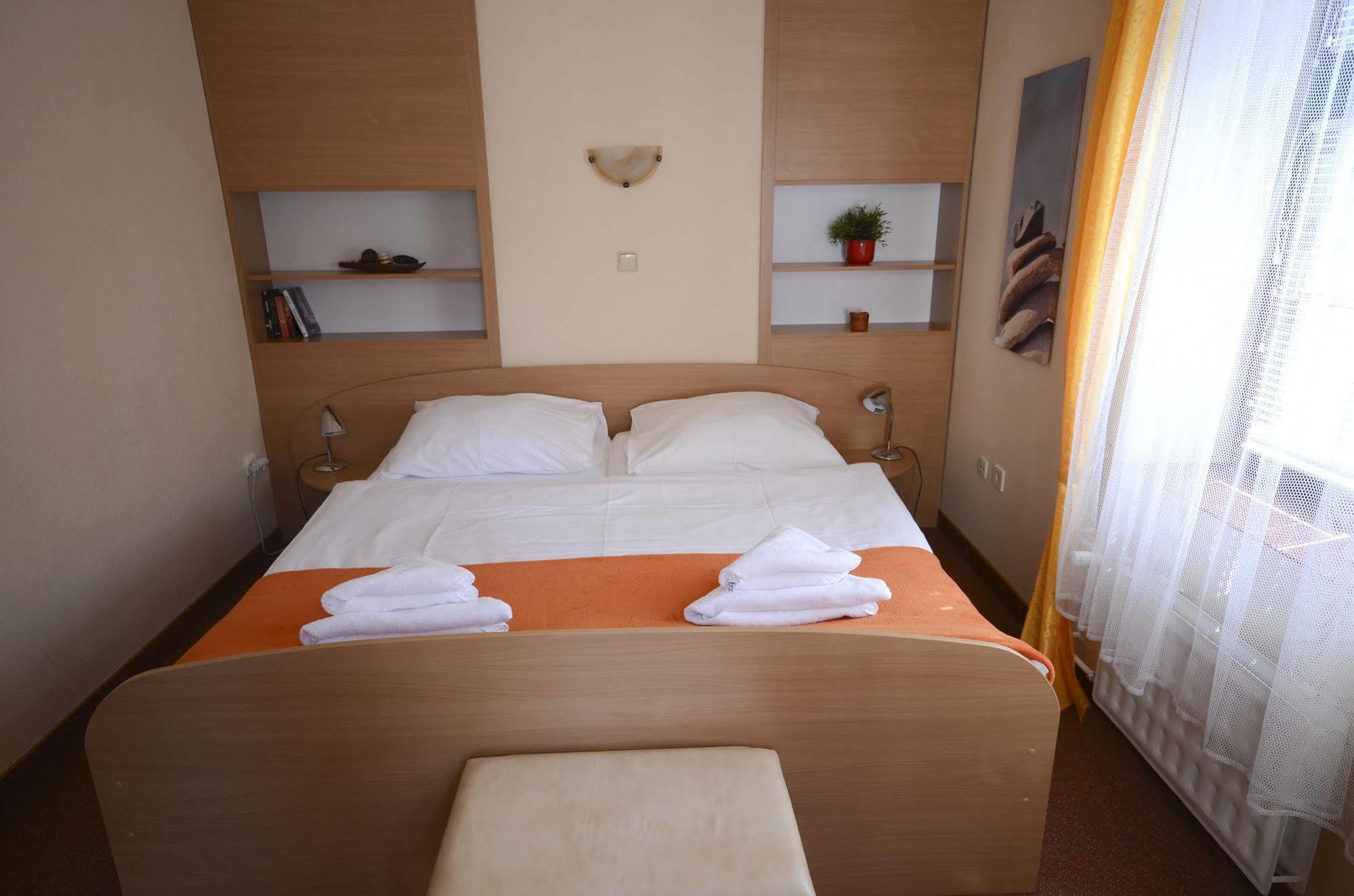 Hotel Paradies Teplice Bagian luar foto