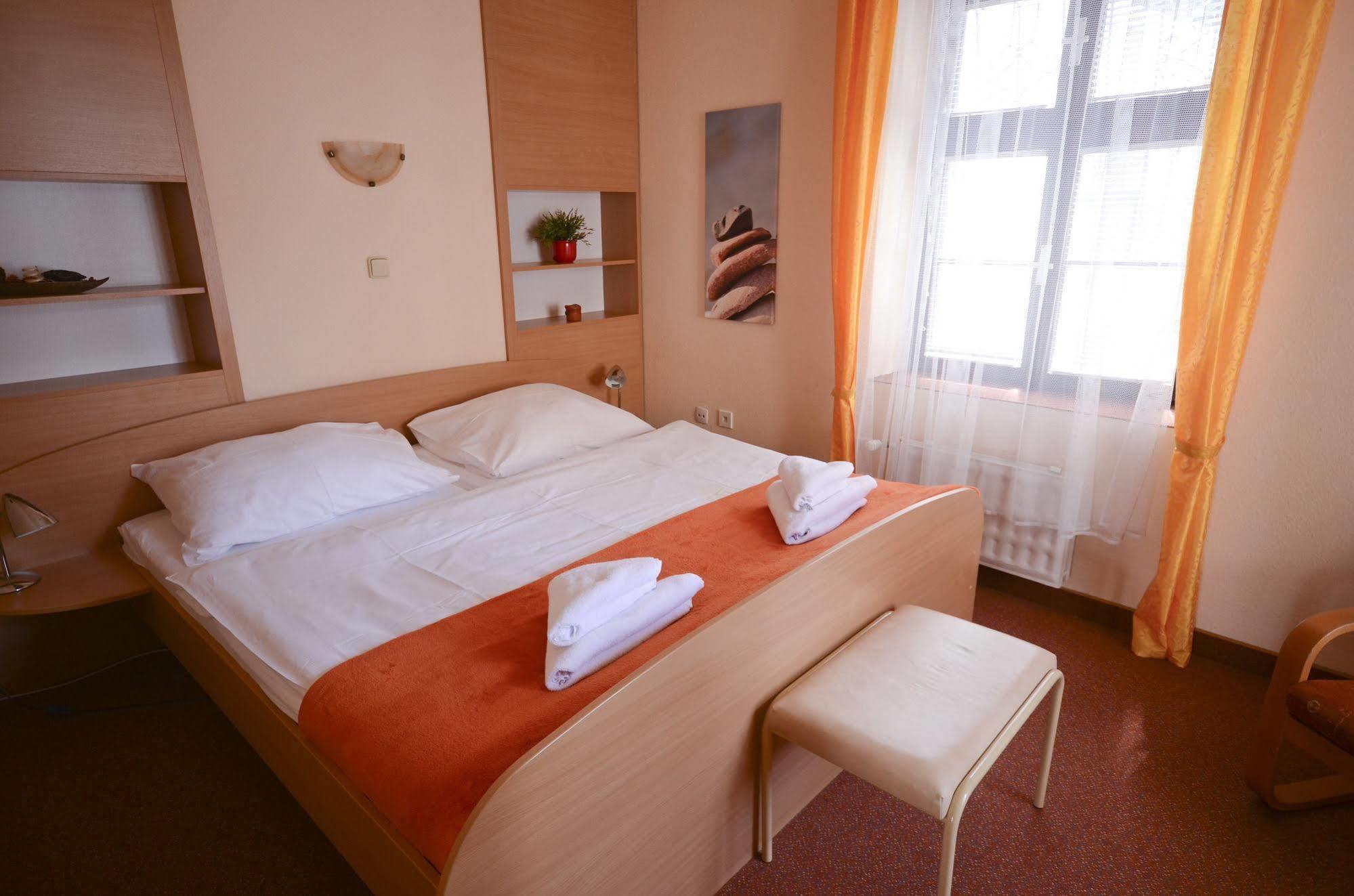 Hotel Paradies Teplice Bagian luar foto