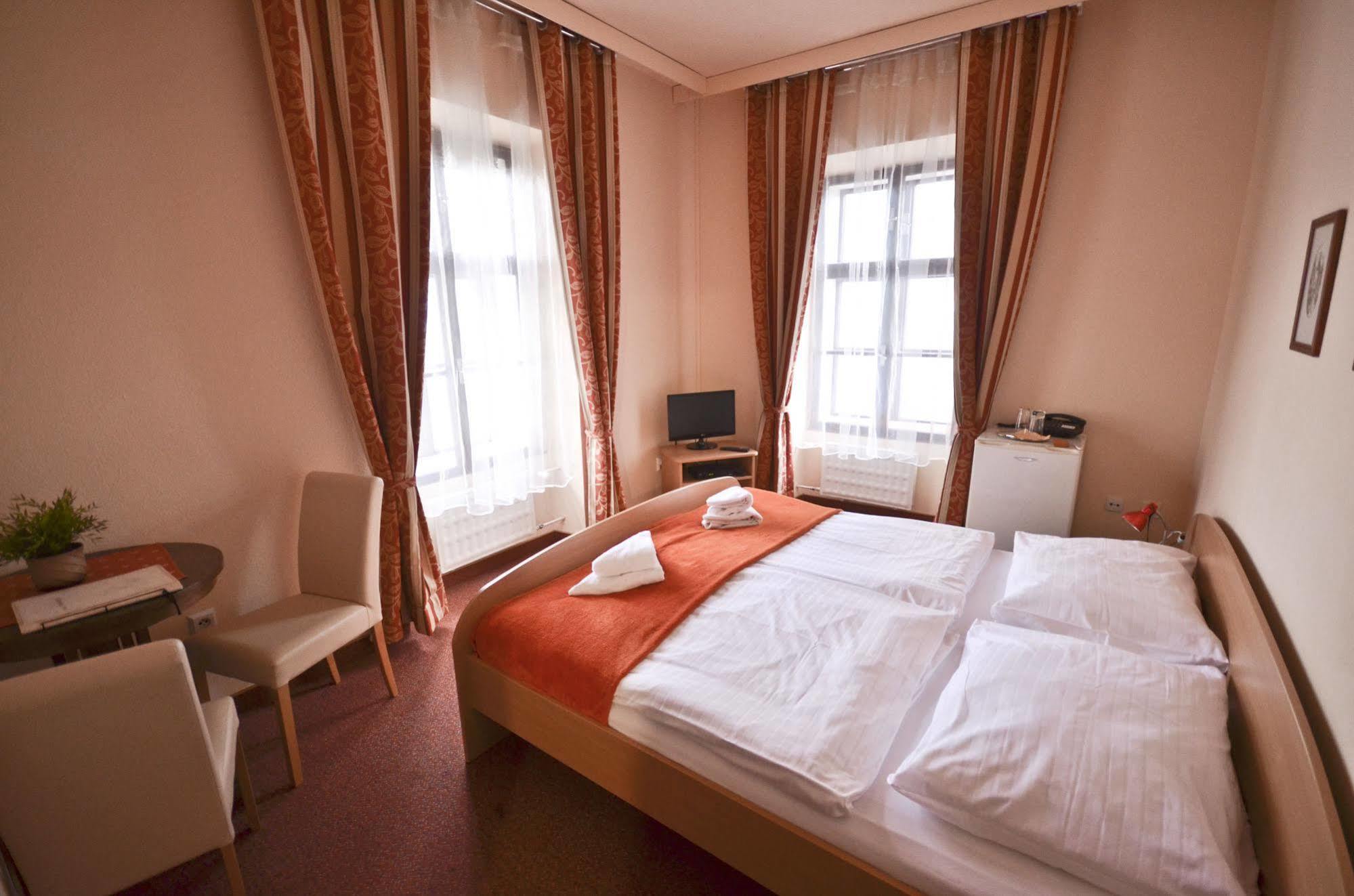 Hotel Paradies Teplice Bagian luar foto