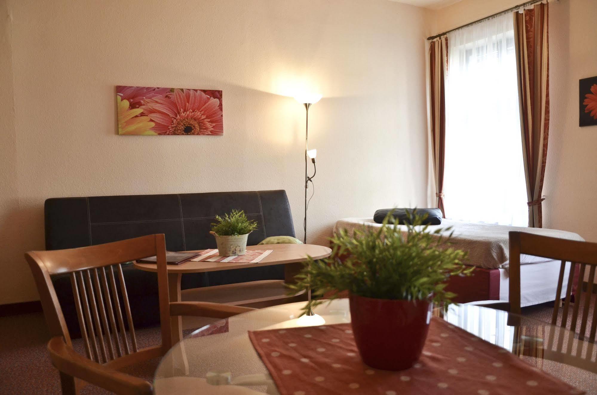 Hotel Paradies Teplice Bagian luar foto
