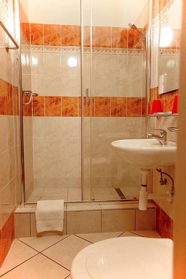 Hotel Paradies Teplice Bagian luar foto