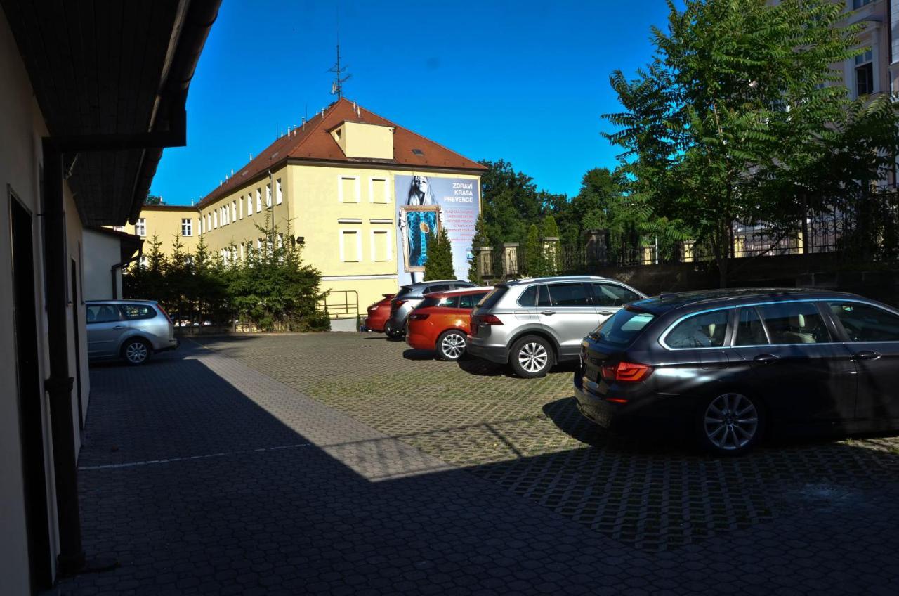 Hotel Paradies Teplice Bagian luar foto